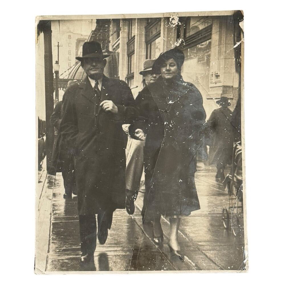 VTG‎ 1938 Vancouver British Columbia Winter Power Couple Walking Stylish READ